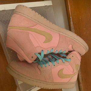 Air Jordan 1 Mid Coral Stardust